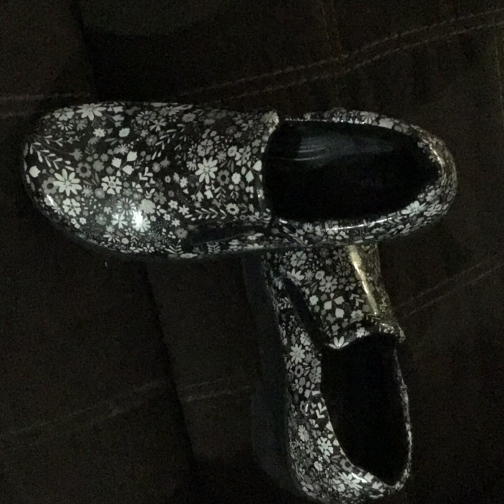 Nurse clogs. - Picture 2 of 4